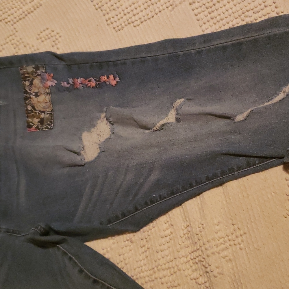 Signature Studio Plus Capris - Picture 3 of 7